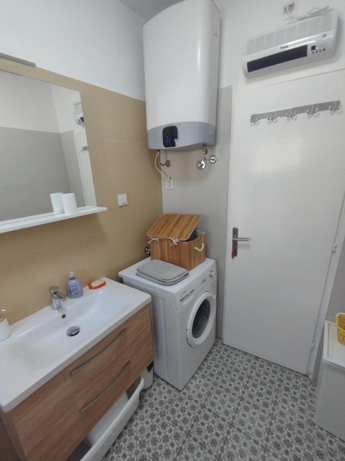 Apartman Kora Njivice Bagian luar foto